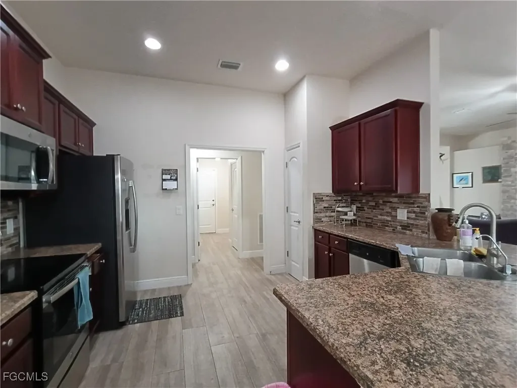1426 NE 5th Place Cape Coral FL 33909