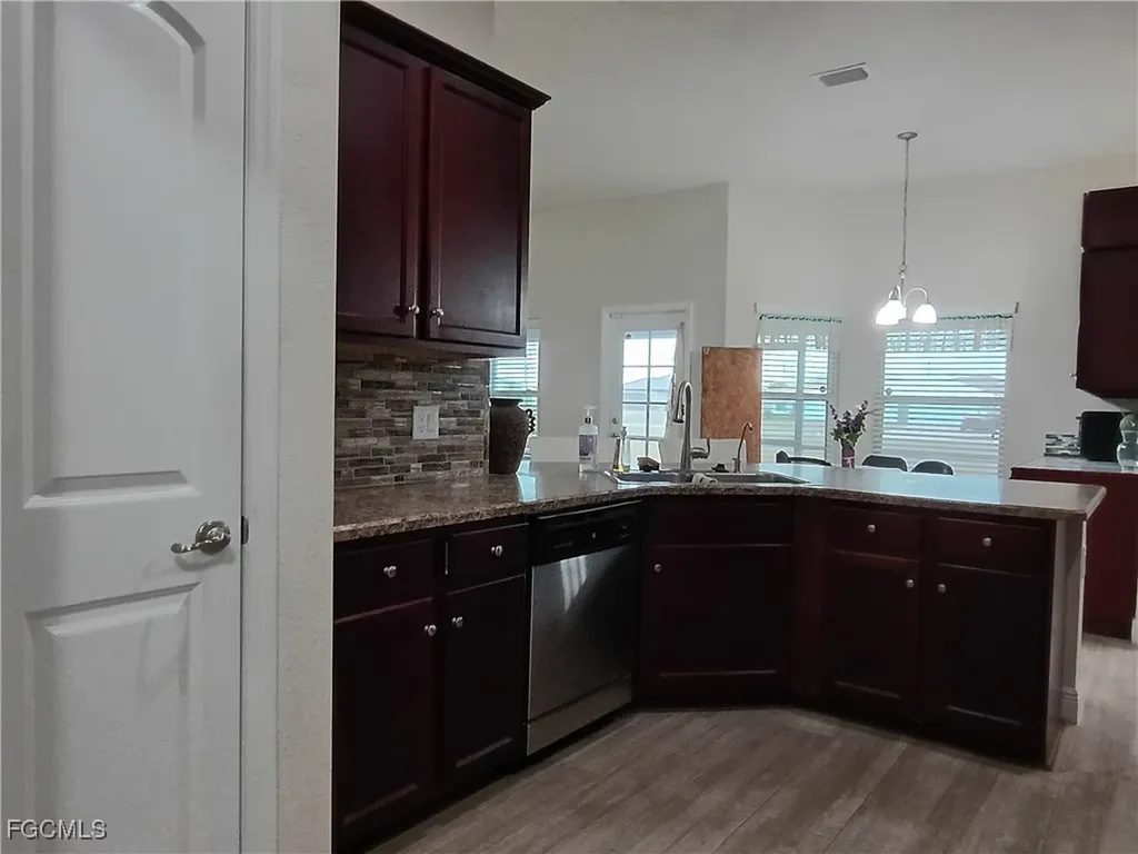 1426 NE 5th Place Cape Coral FL 33909