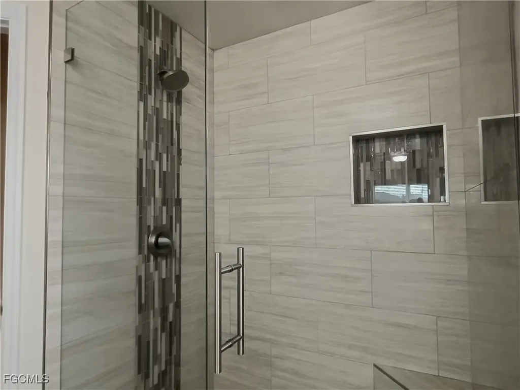 1426 NE 5th Place Cape Coral FL 33909