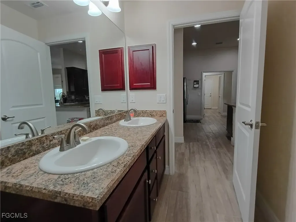 1426 NE 5th Place Cape Coral FL 33909