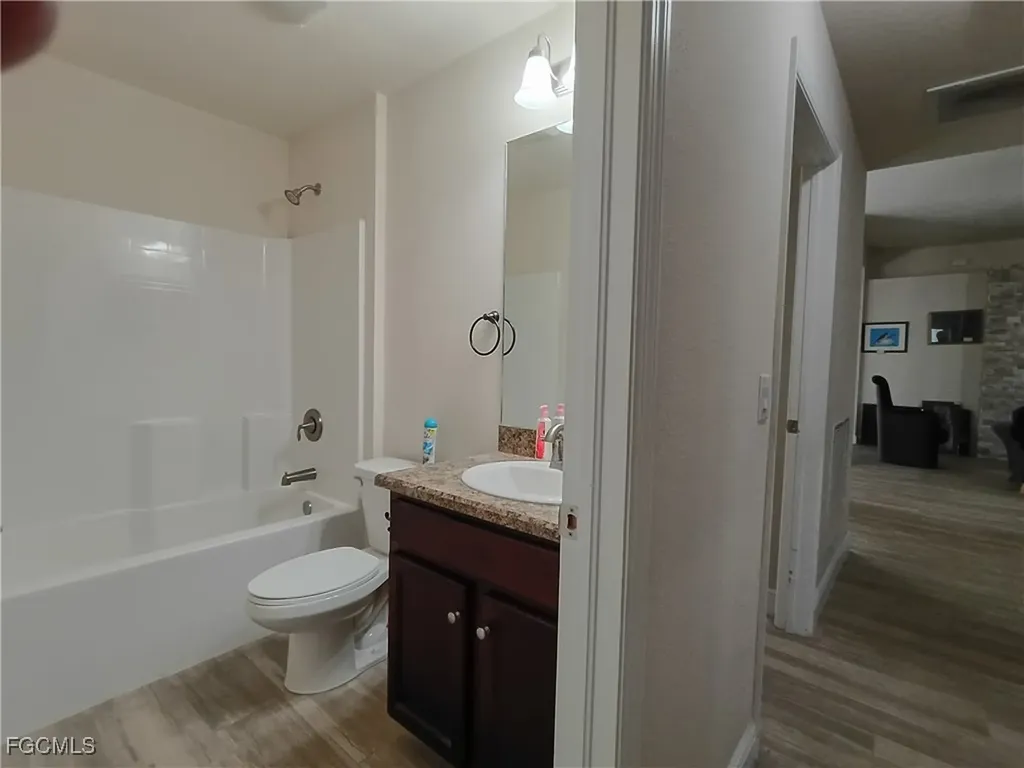 1426 NE 5th Place Cape Coral FL 33909