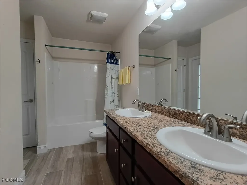 1426 NE 5th Place Cape Coral FL 33909