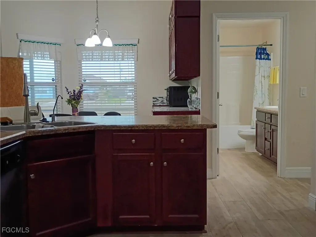 1426 NE 5th Place Cape Coral FL 33909
