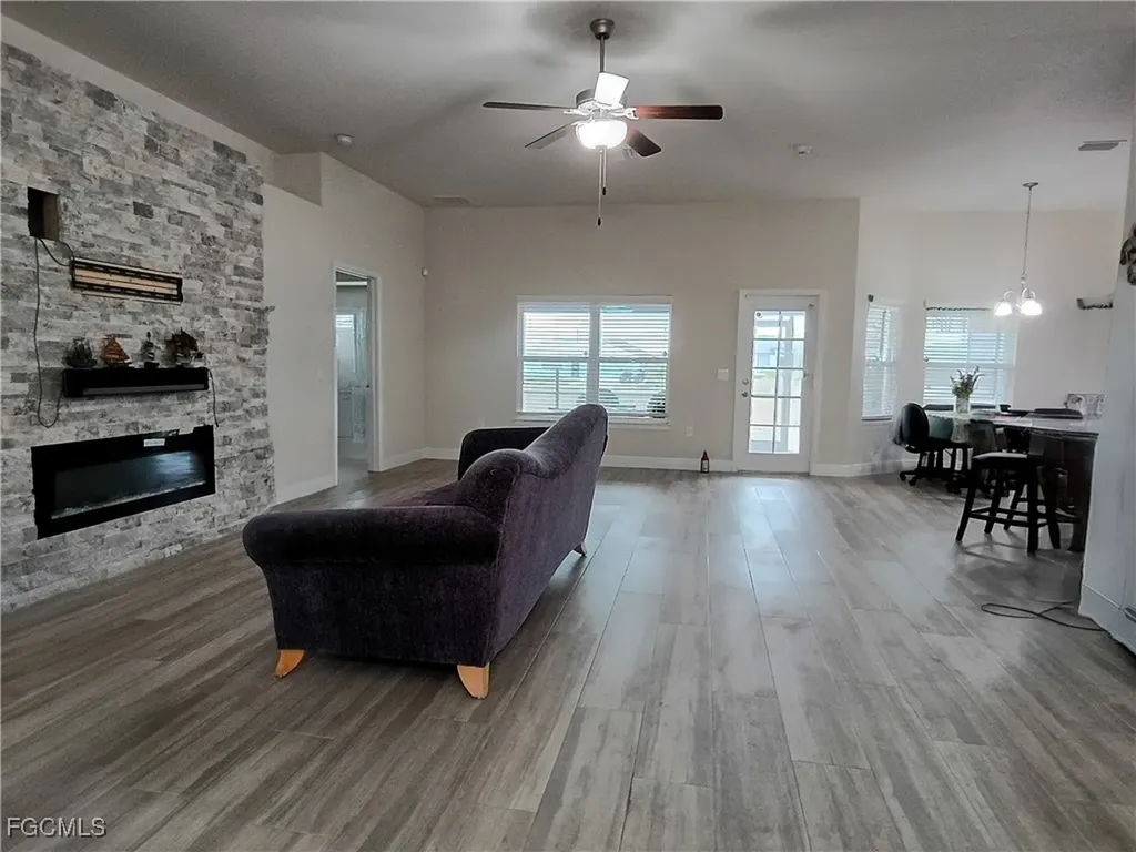 1426 NE 5th Place Cape Coral FL 33909
