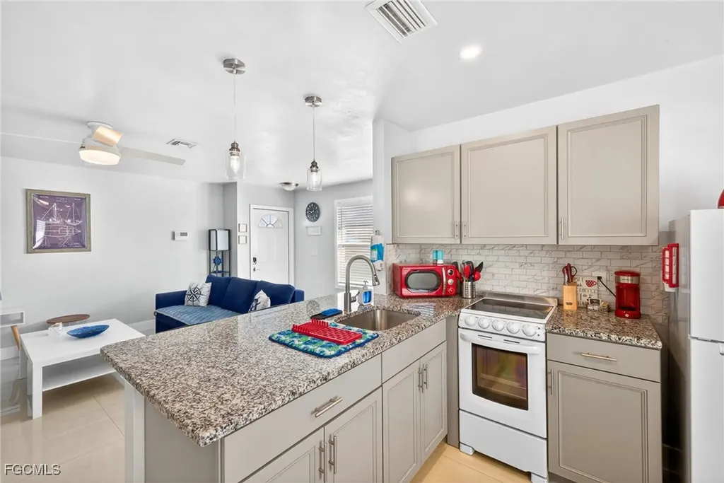 624 SE 46th Street Cape Coral FL 33904