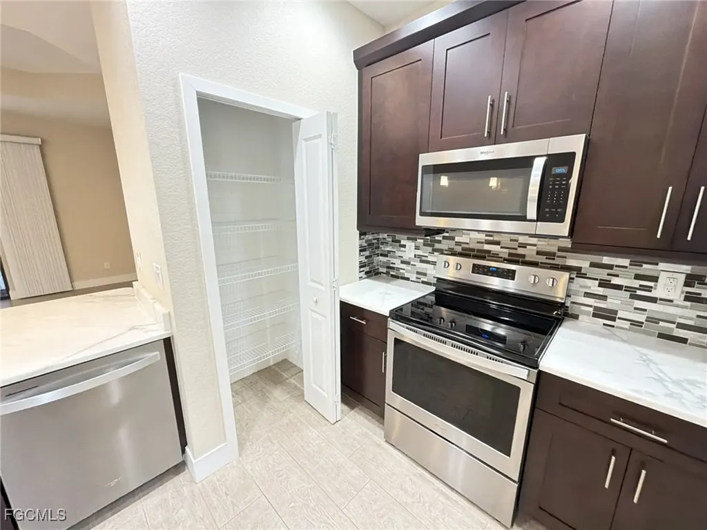 916 SW 7th Avenue Cape Coral FL 33991