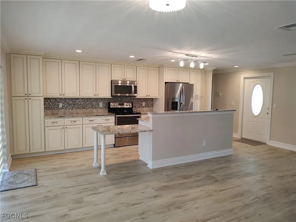 2220 SE 7th Street Cape Coral FL 33990