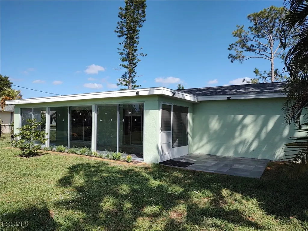 2220 SE 7th Street Cape Coral FL 33990