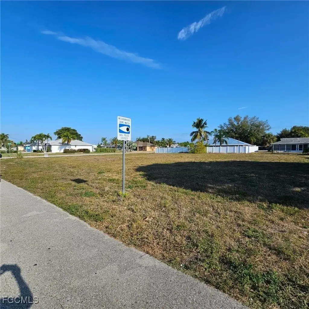 3807 SE 10th Place Cape Coral FL 33904