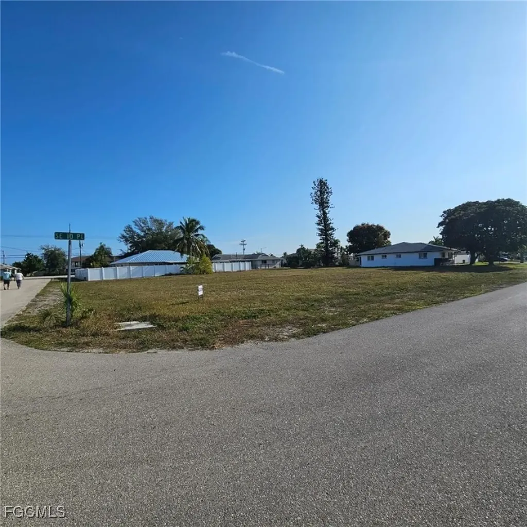3807 SE 10th Place Cape Coral FL 33904