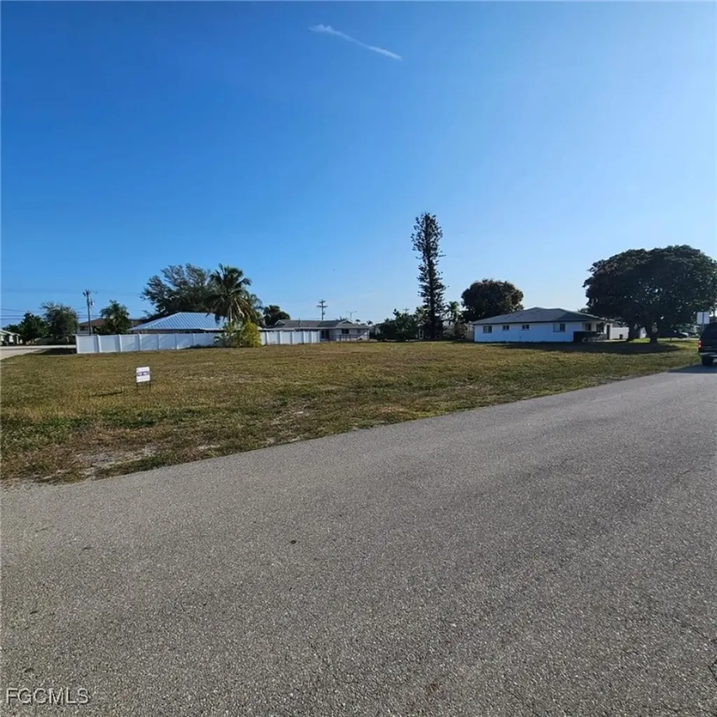 3807 SE 10th Place Cape Coral FL 33904