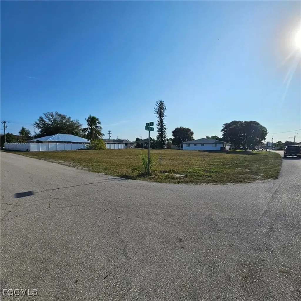 3807 SE 10th Place Cape Coral FL 33904