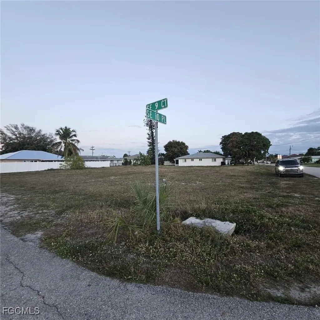 3807 SE 10th Place Cape Coral FL 33904