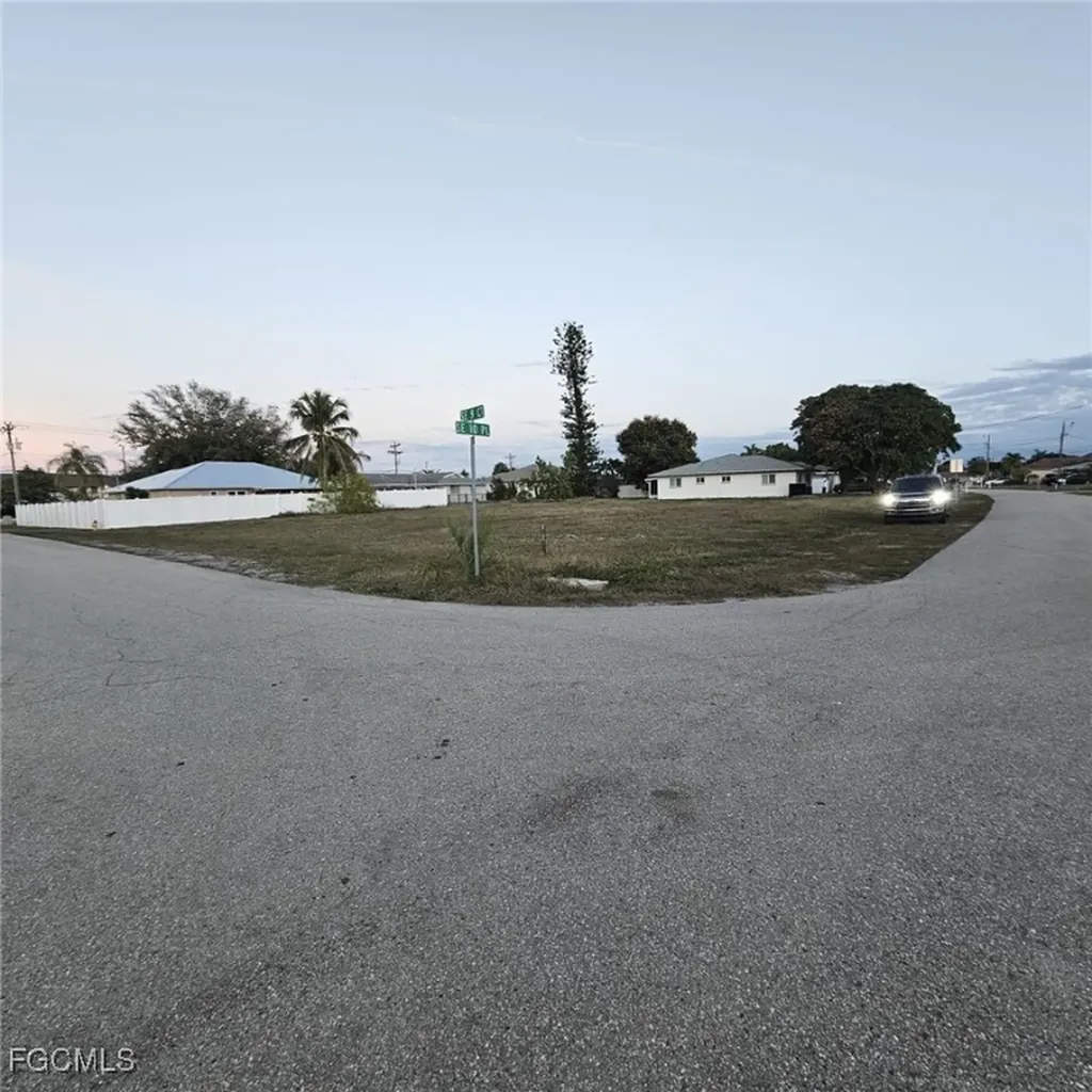 3807 SE 10th Place Cape Coral FL 33904