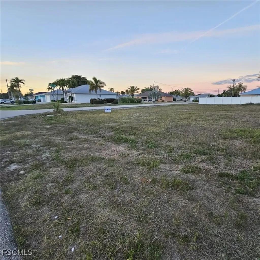 3807 SE 10th Place Cape Coral FL 33904