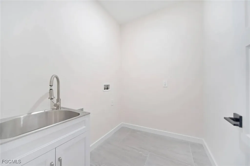 1426 SE 43rd Terrace Cape Coral FL 33904
