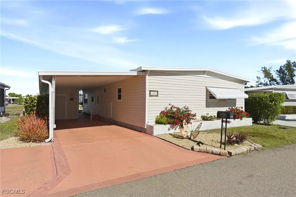 5523 Sir Walter Way North Fort Myers FL 33917