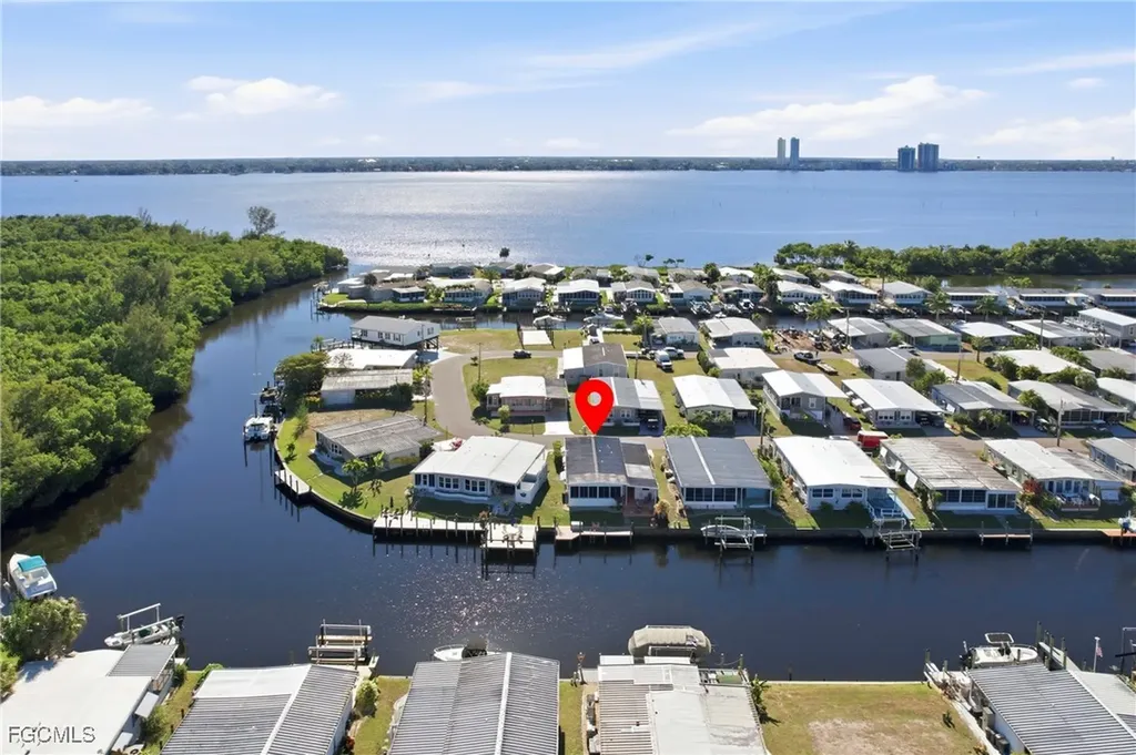 5523 Sir Walter Way North Fort Myers FL 33917