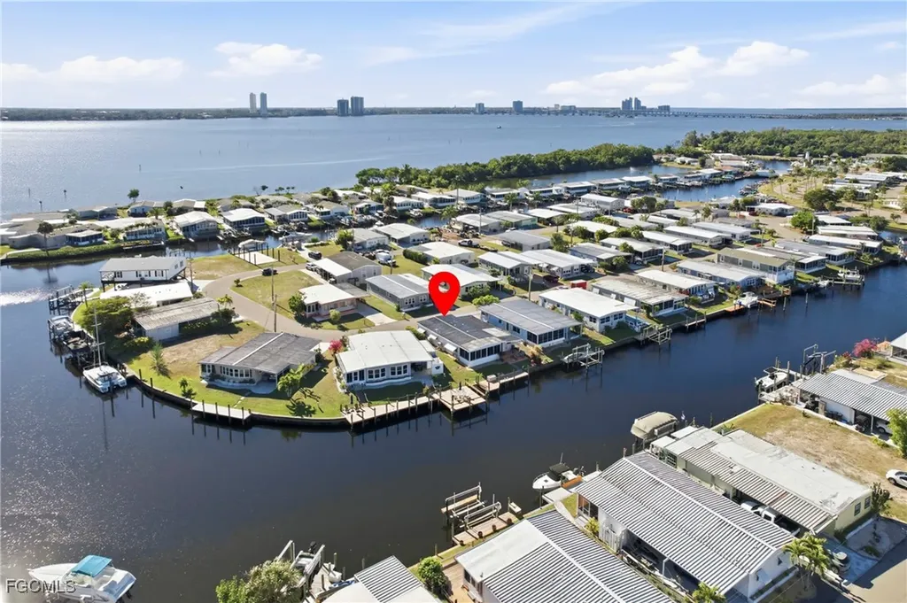 5523 Sir Walter Way North Fort Myers FL 33917