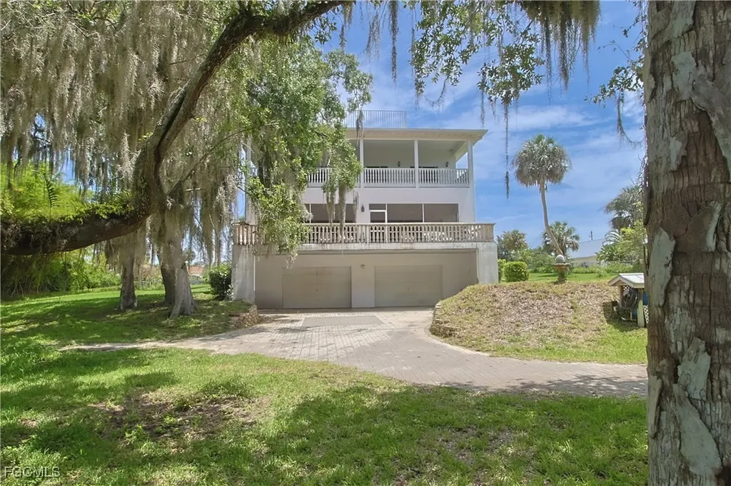 21810 Pearl Street Alva FL 33920