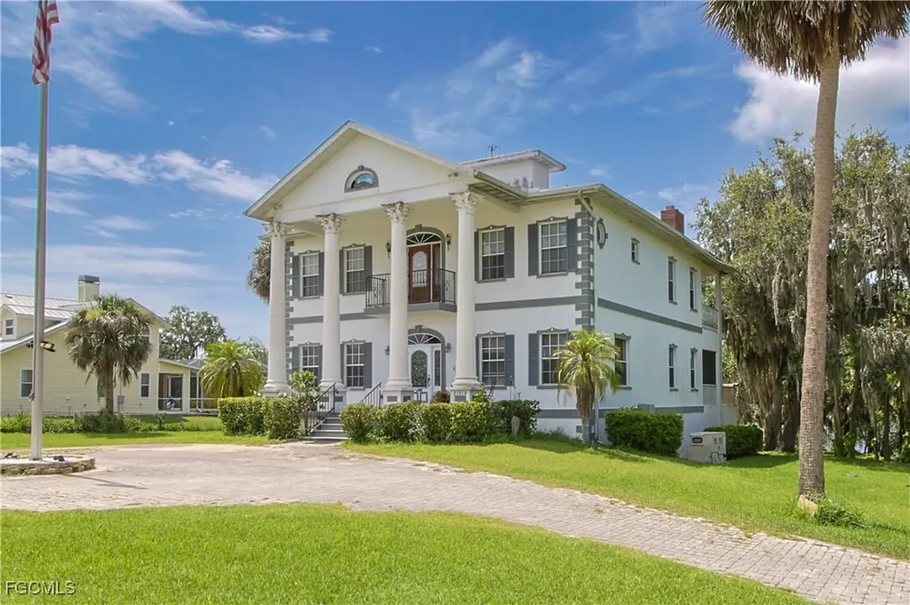 21810 Pearl Street Alva FL 33920