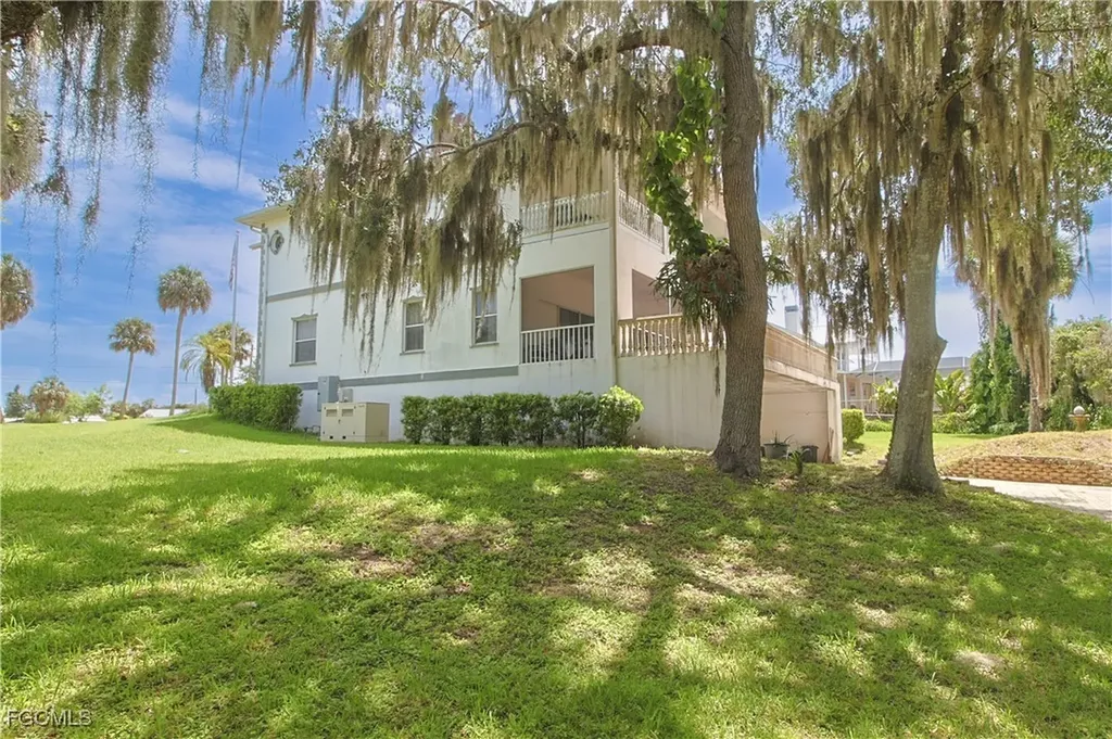 21810 Pearl Street Alva FL 33920