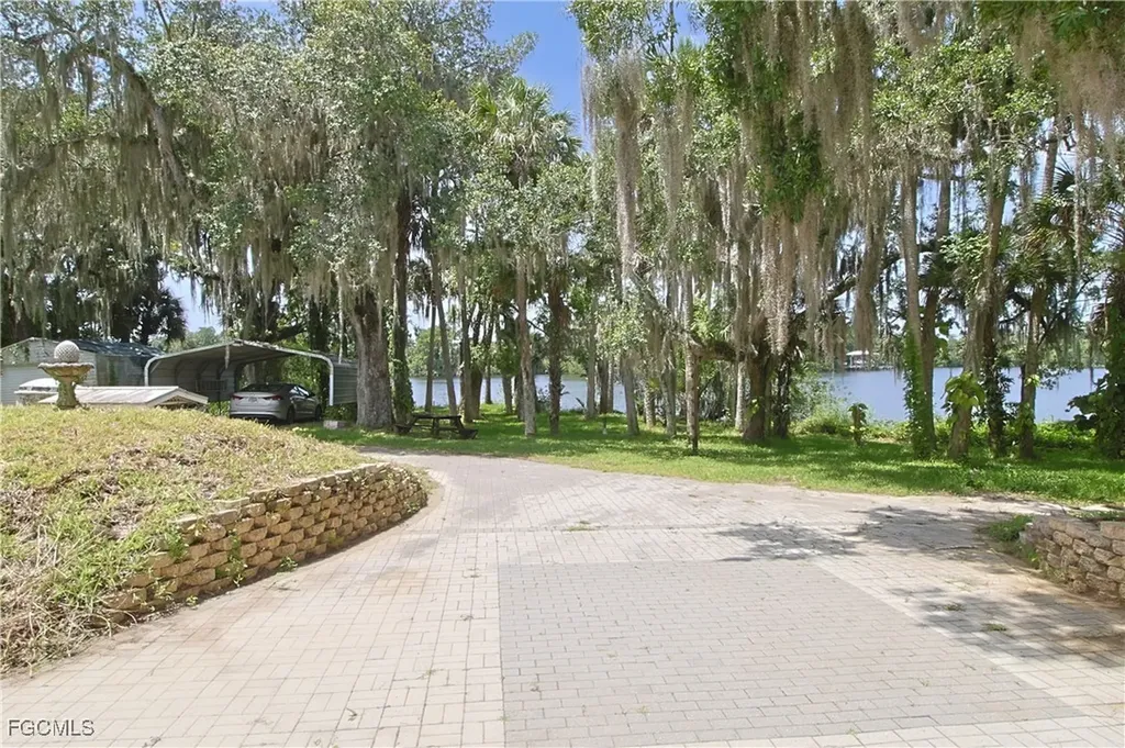 21810 Pearl Street Alva FL 33920