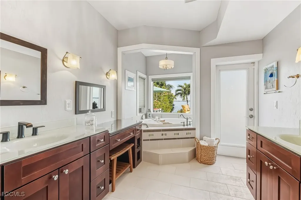 2905 SE 22nd Place Cape Coral FL 33904