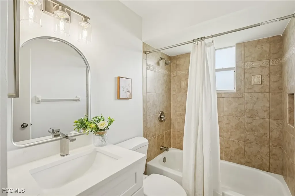 479 NE 2nd Place Cape Coral FL 33909