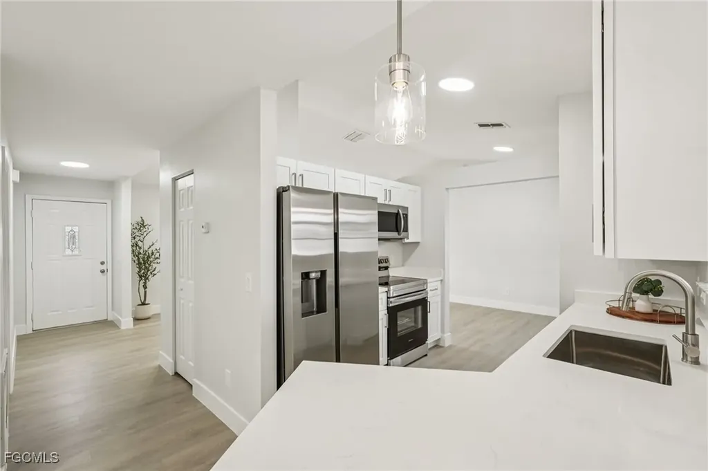 479 NE 2nd Place Cape Coral FL 33909