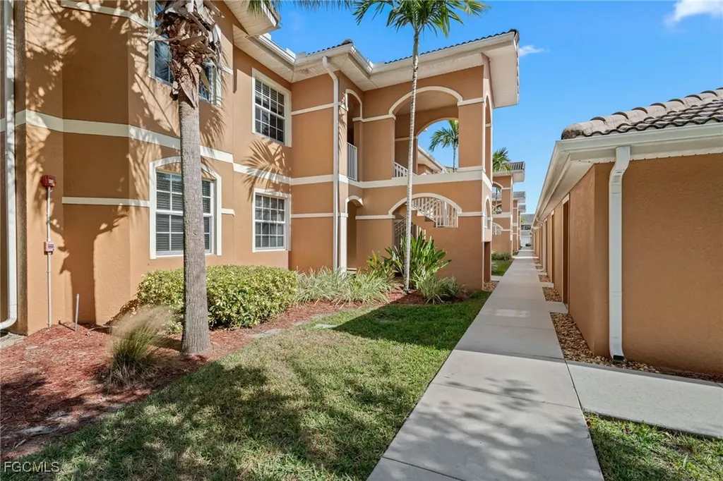 1076 Winding Pines Circle Cape Coral FL 33909