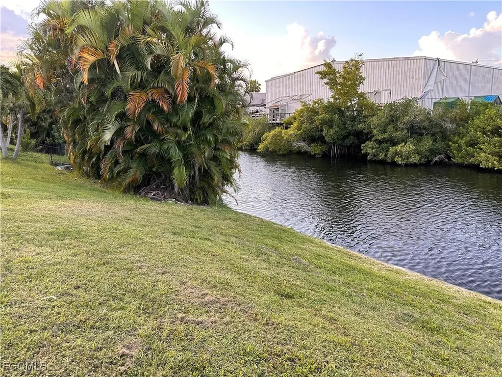 1431-1433 SE 10th Terrace Cape Coral FL 33990