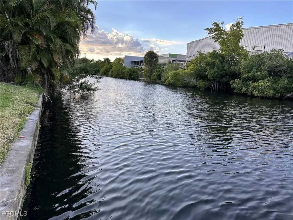 1431-1433 SE 10th Terrace Cape Coral FL 33990