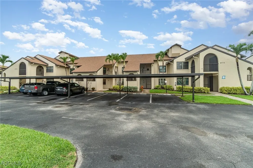8715 Charter Club Circle Fort Myers FL 33919