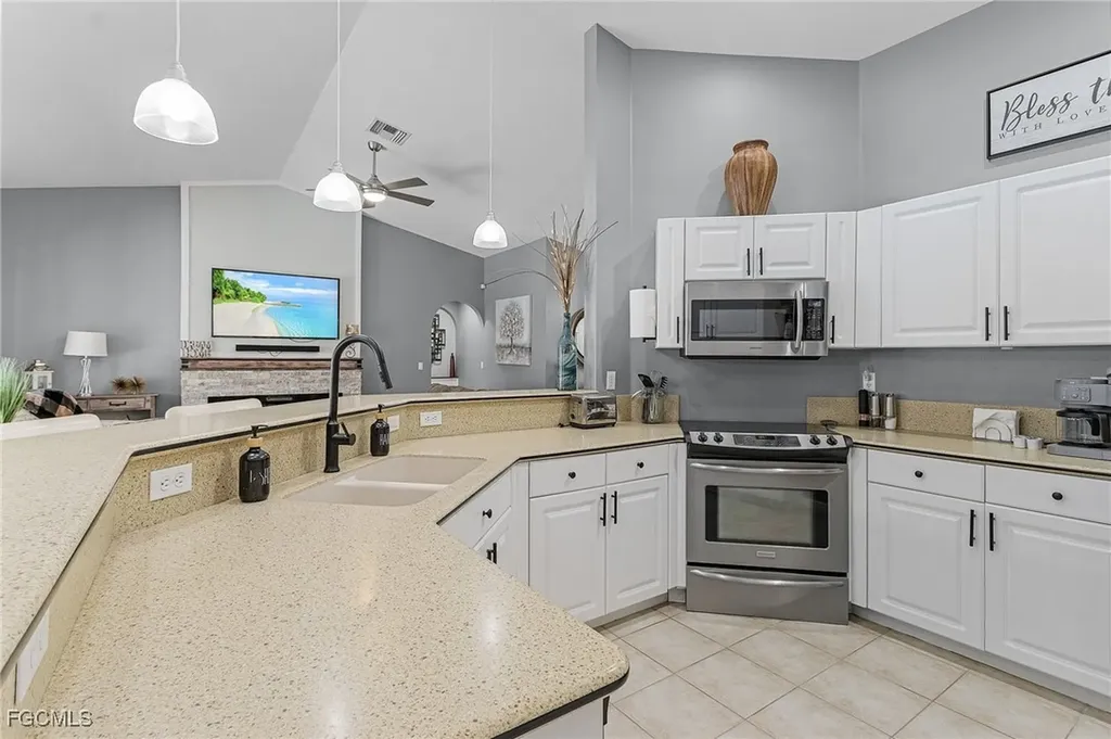 4002 Oasis Boulevard Cape Coral FL 33914