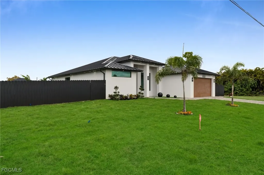 1532 SW 4th Court Cape Coral FL 33991
