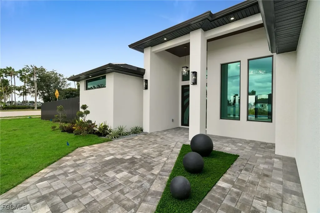 1532 SW 4th Court Cape Coral FL 33991