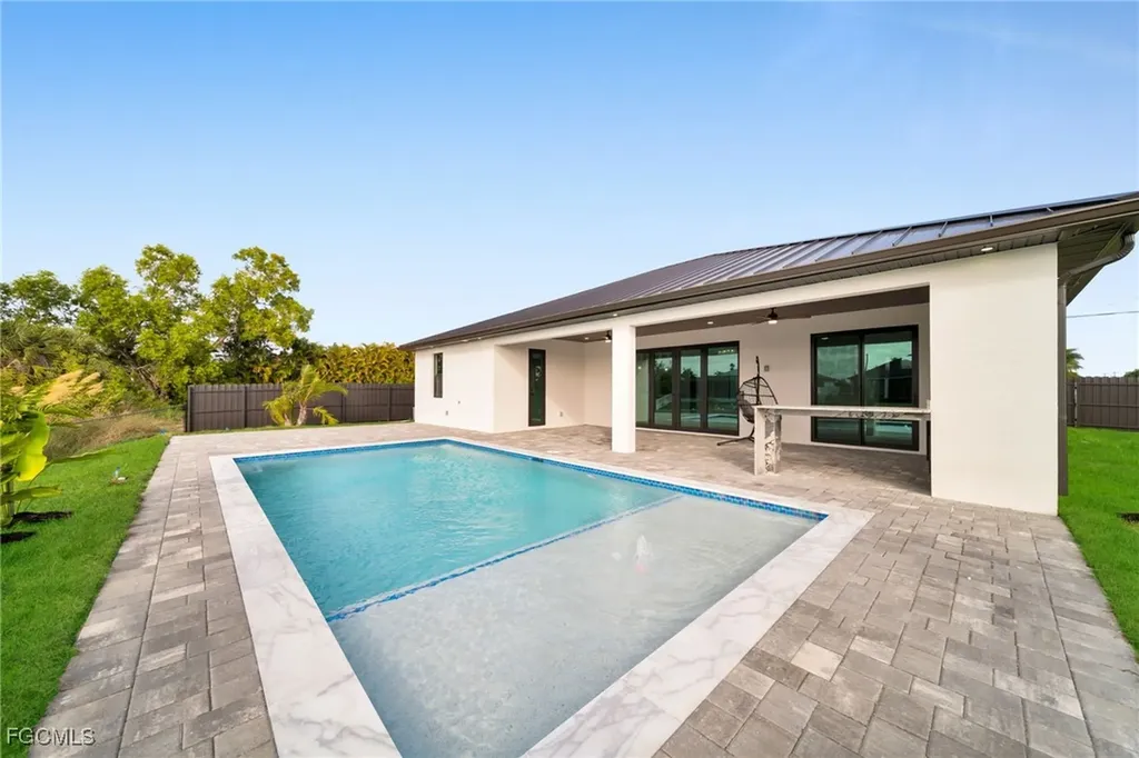 1532 SW 4th Court Cape Coral FL 33991