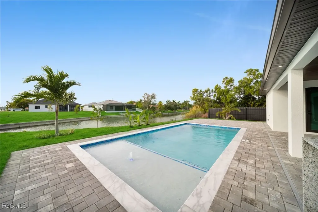 1532 SW 4th Court Cape Coral FL 33991