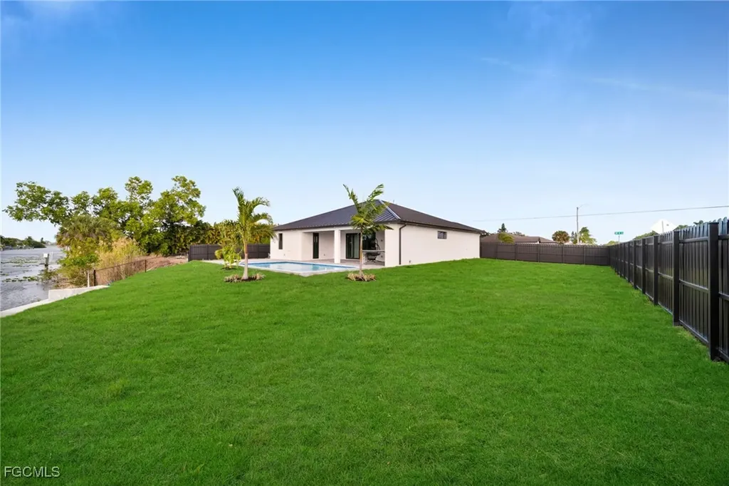1532 SW 4th Court Cape Coral FL 33991