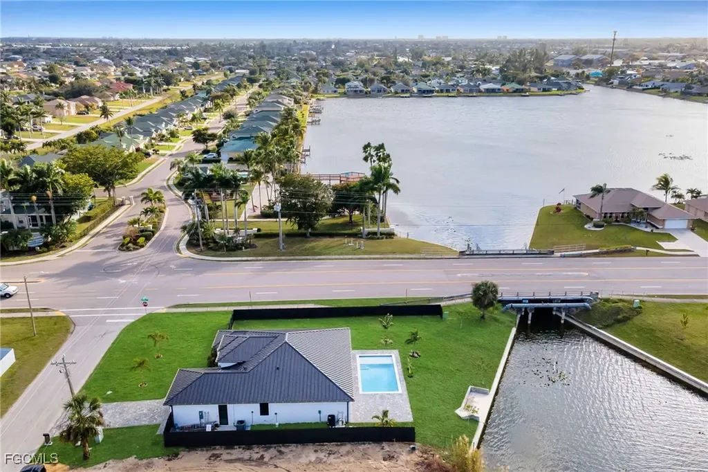 1532 SW 4th Court Cape Coral FL 33991