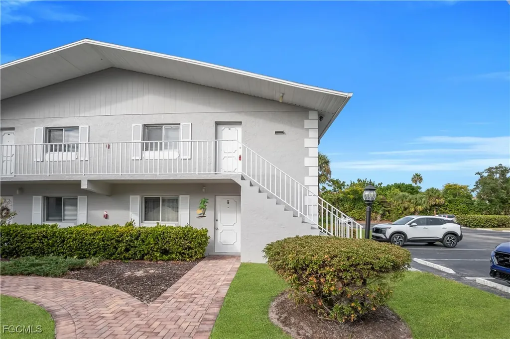 8071 Country Road Fort Myers FL 33919