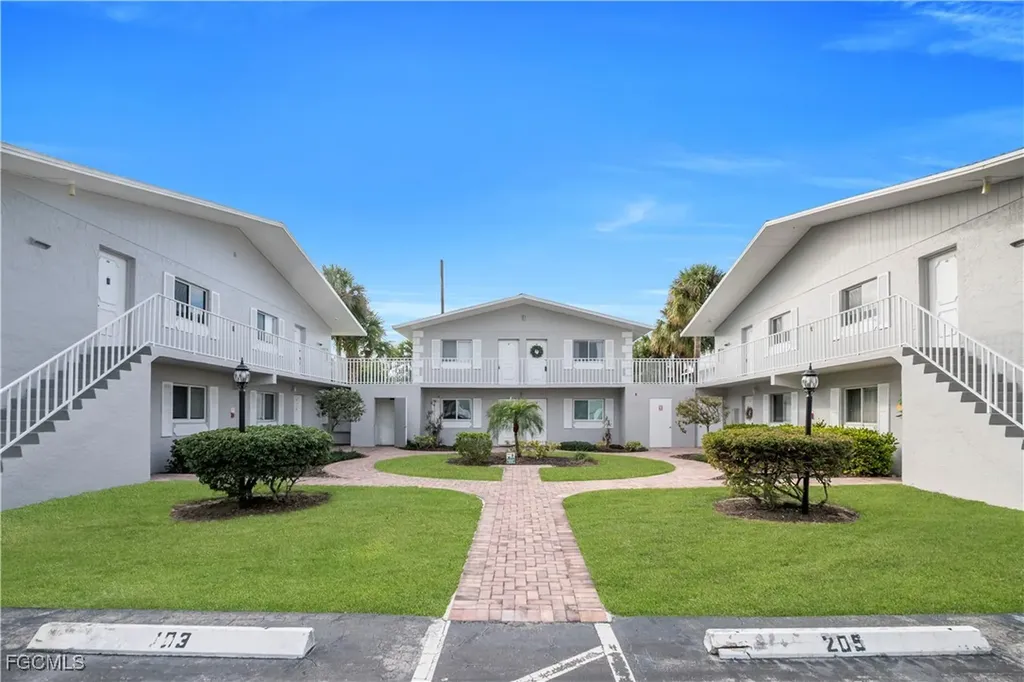 8071 Country Road Fort Myers FL 33919