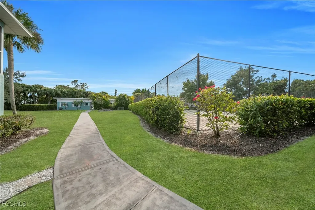 8071 Country Road Fort Myers FL 33919