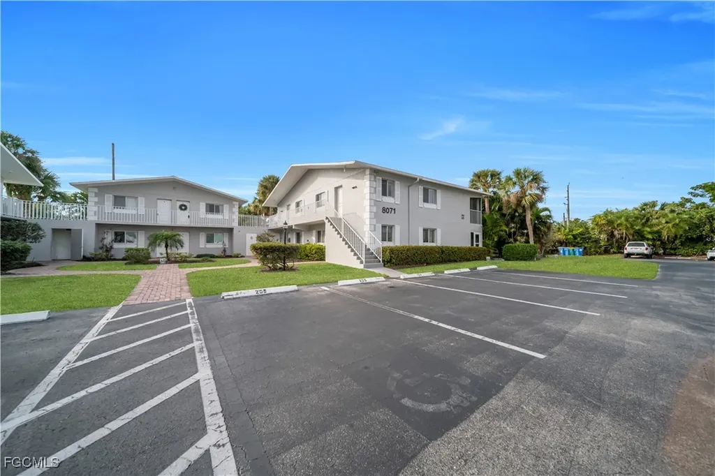 8071 Country Road Fort Myers FL 33919