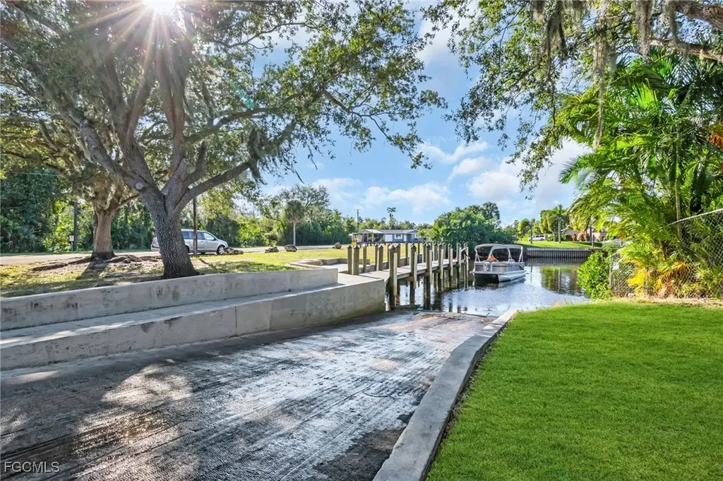 2114 Davis Boulevard Fort Myers FL 33905