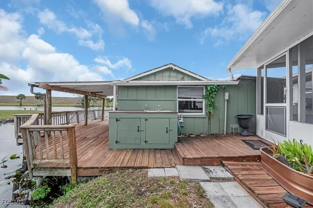 1083 Sunset Strip Moore Haven FL 33479