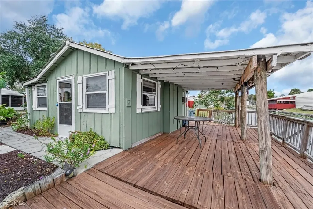 1083 Sunset Strip Moore Haven FL 33479