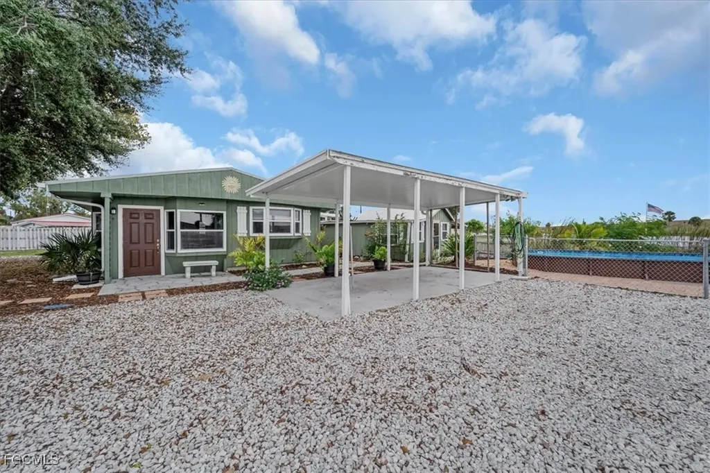 1083 Sunset Strip Moore Haven FL 33479
