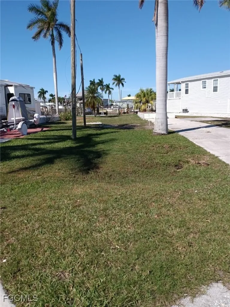 2413 York Road Trailerhaven FL 33956